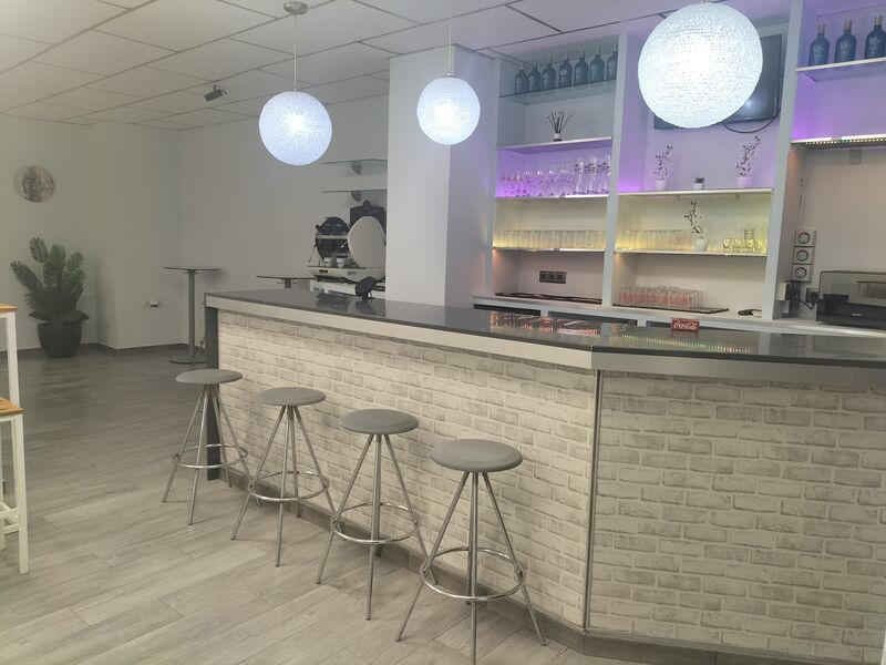 Barra de bar iluminada en local de eventos Sevilla