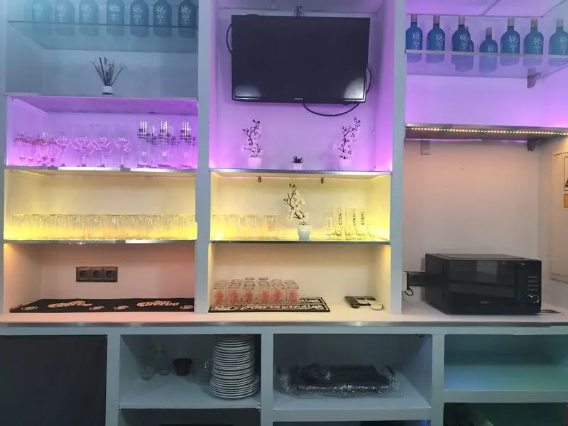 Cristalería, copas, TV y microondas incluidos en el alquiler del espacio